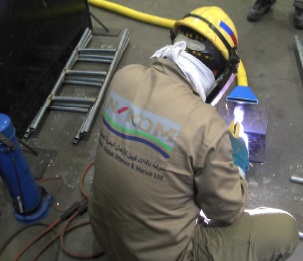 Engineer in Abu Dhabi using the Fishtail nozzle and hose for on tool extraction of welding fumes.