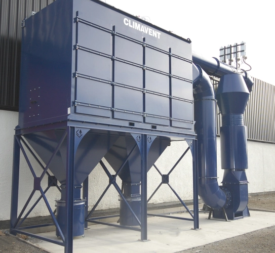 Externally sited reverse jet filtration unit used during thermal spray applications